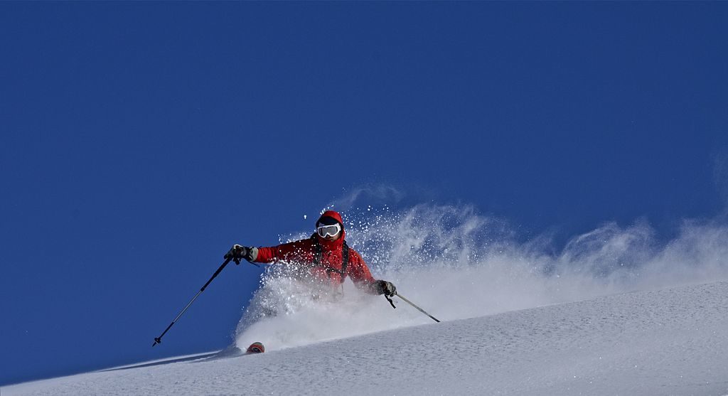 Un skieur dans les Pyrénées